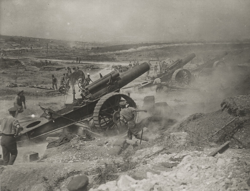 Anonymous - Official photograph taken on the Western Front. "D.1881. A battery of heavy howizers pounding the German trenches."