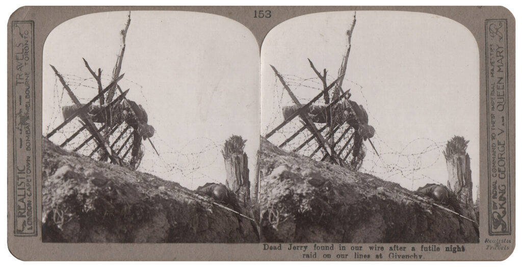 Anonymous - Stereoscopic print: Dead Jerry found in our wire after a futile night raid on our lines at Givenchy.